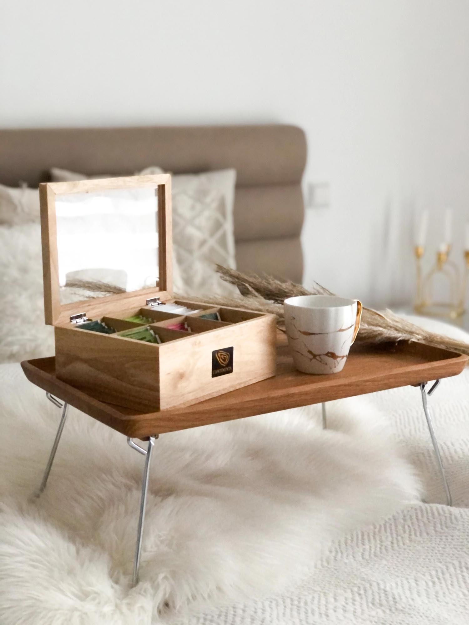 Elegantes Eiche Bett Tablett von Continenta, ideal für Frühstück im Bett.