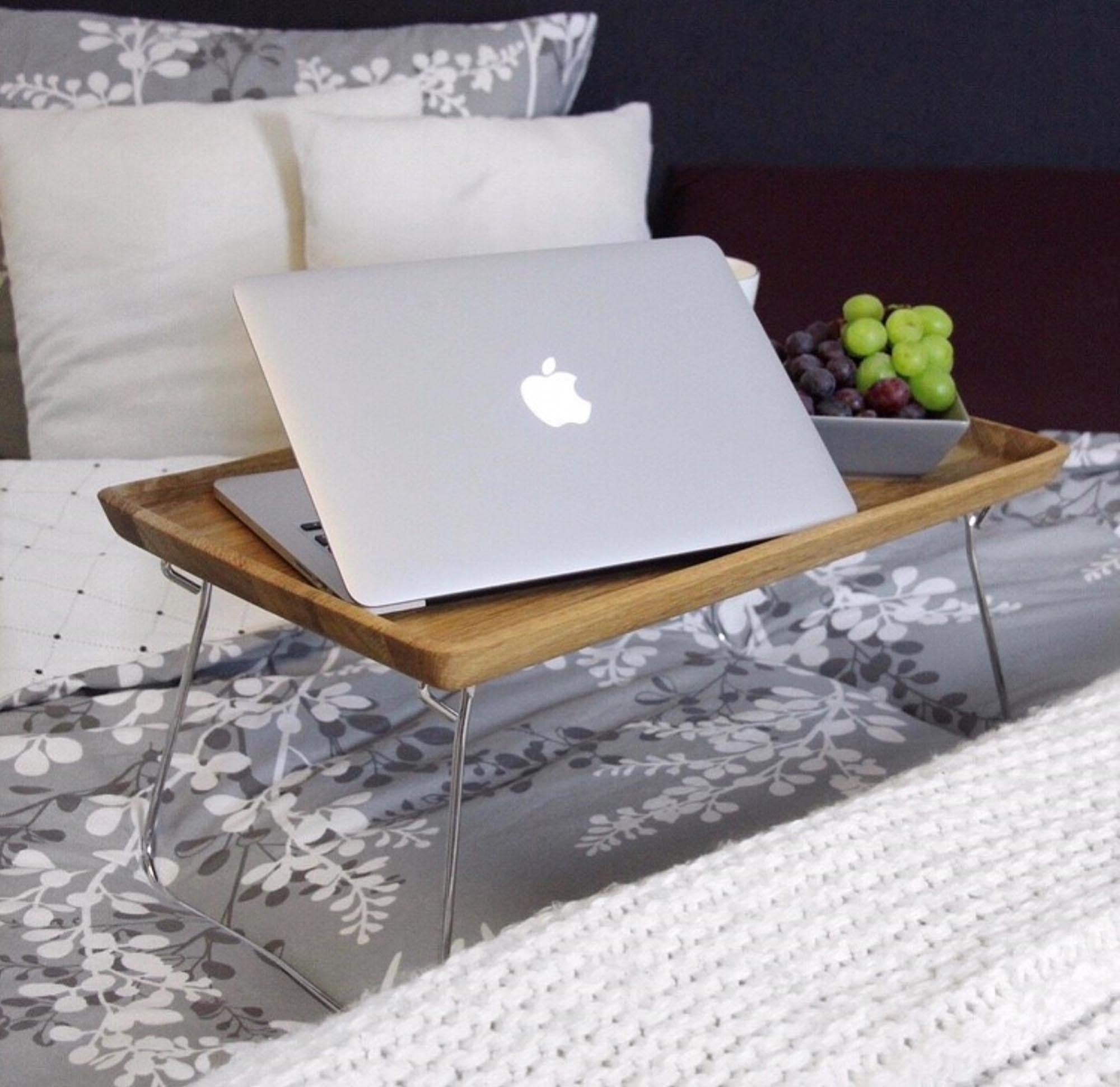 Praktisches Eiche Bett Tablett von Continenta, 53x32x7 cm, perfekt für Laptop, Snacks und Bücher. Stilvoll und langlebig für Ihr Schlafzimmer.