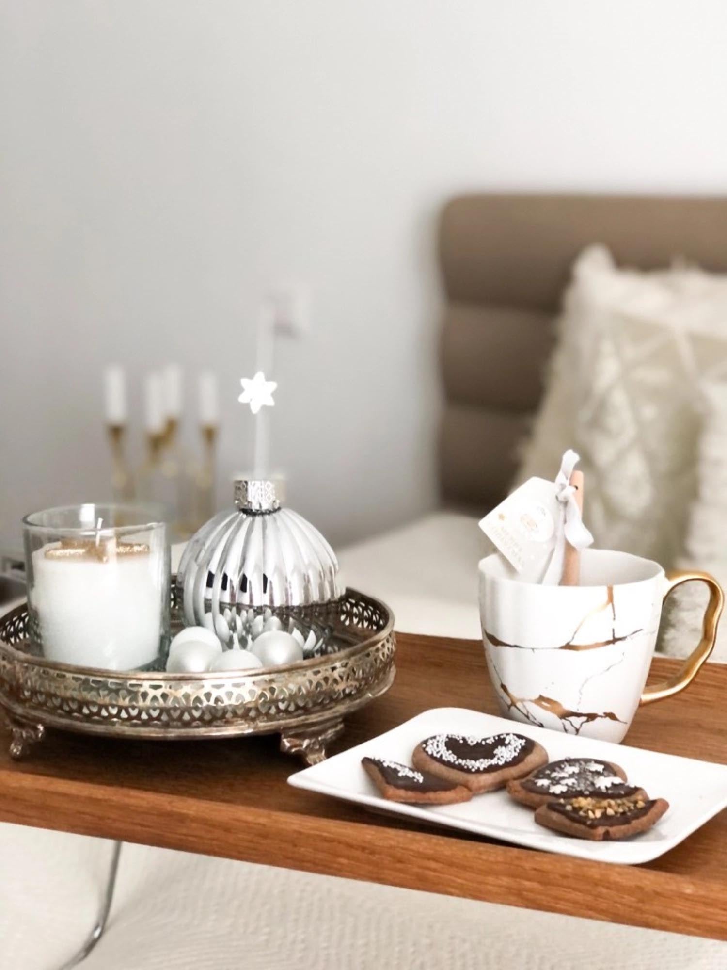 Elegantes Eiche Bett Tablett von Continenta, 53x32x7 cm. Ideal für Frühstück, Arbeit und Entspannung. Hochwertig, funktional und leicht zu reinigen.