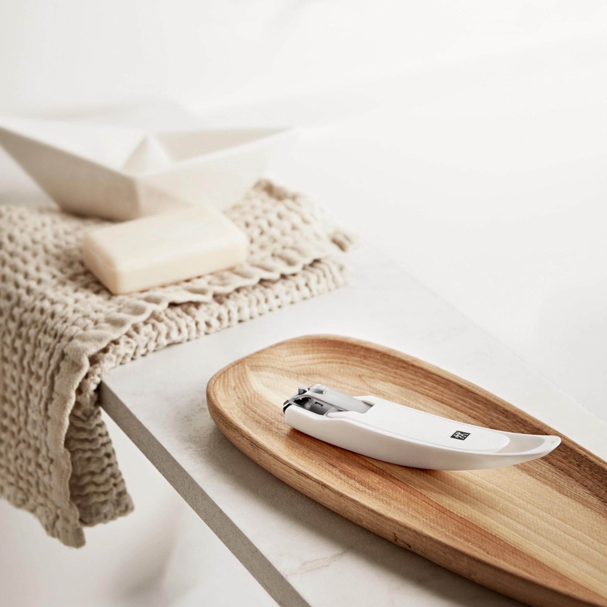 Erleben Sie den hochwertigen Fussnagelknipser von Zwilling Beauty in elegantem Weiss. Ideal für eine präzise Pediküre mit hygienischem Nagelfang.