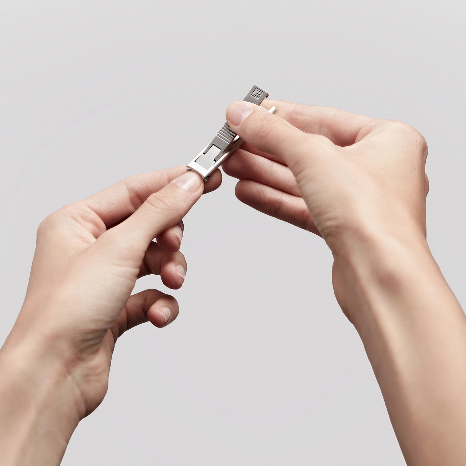 Eleganter TWIN S Nagelknipser von Zwilling Beauty, mattiert und in einem stilvollen Lederetui, ideal für präzise Nagelpflege, 60 mm.