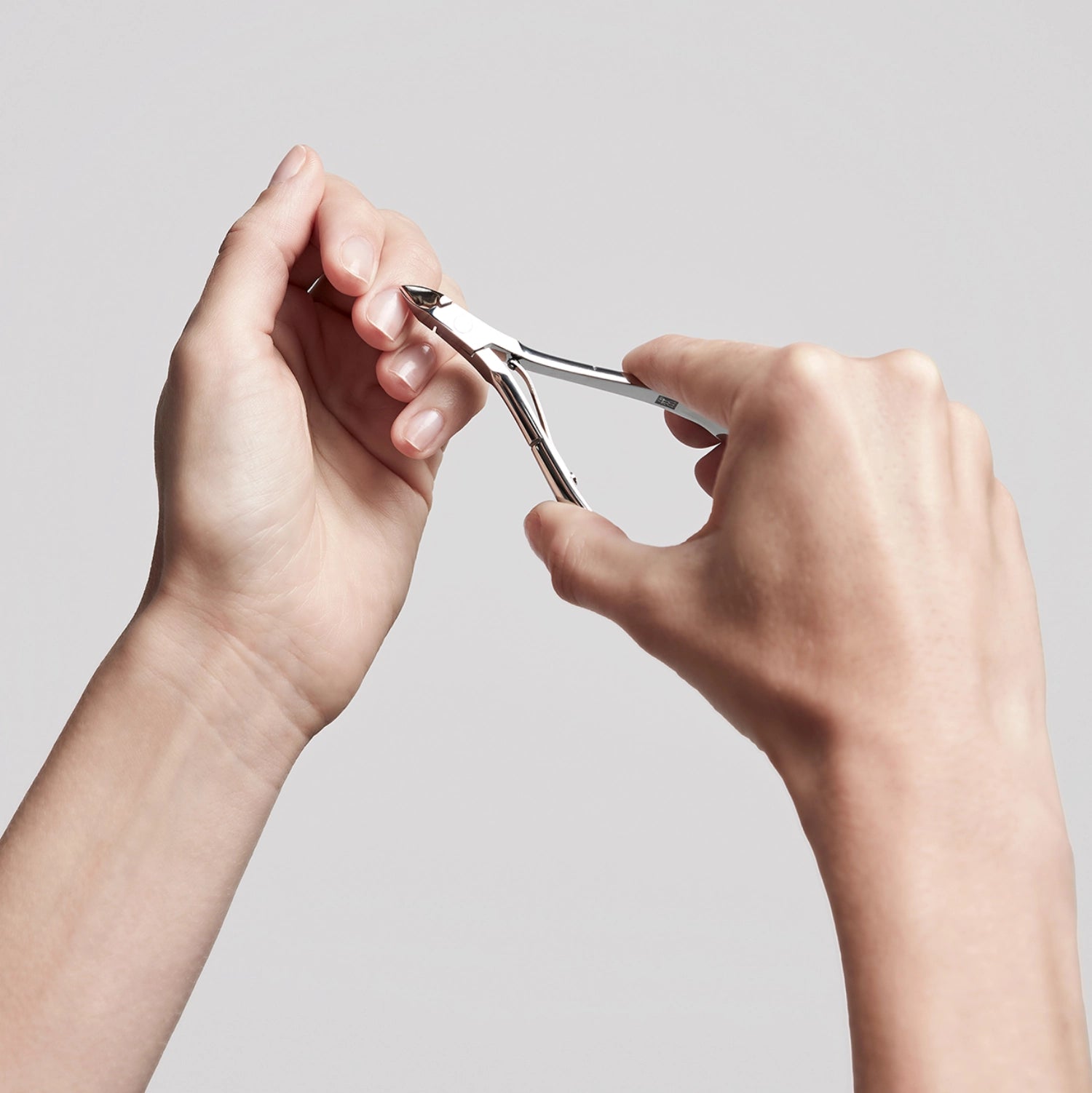 Polierte Hautzange von Zwilling Beauty, 100 mm, ideal für präzise Maniküre und Pediküre, hochwertiges Werkzeug für gepflegte Nägel.