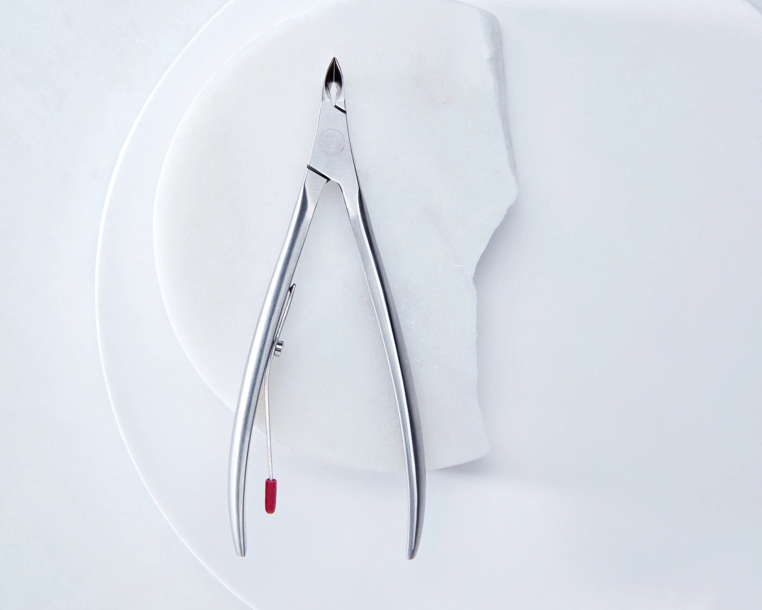 Hautzange von Zwilling Beauty, mattiert, 100 mm, ideal für präzise Körperpflege und Nagelpflege, hochwertiges Werkzeug für gepflegte Nägel.
