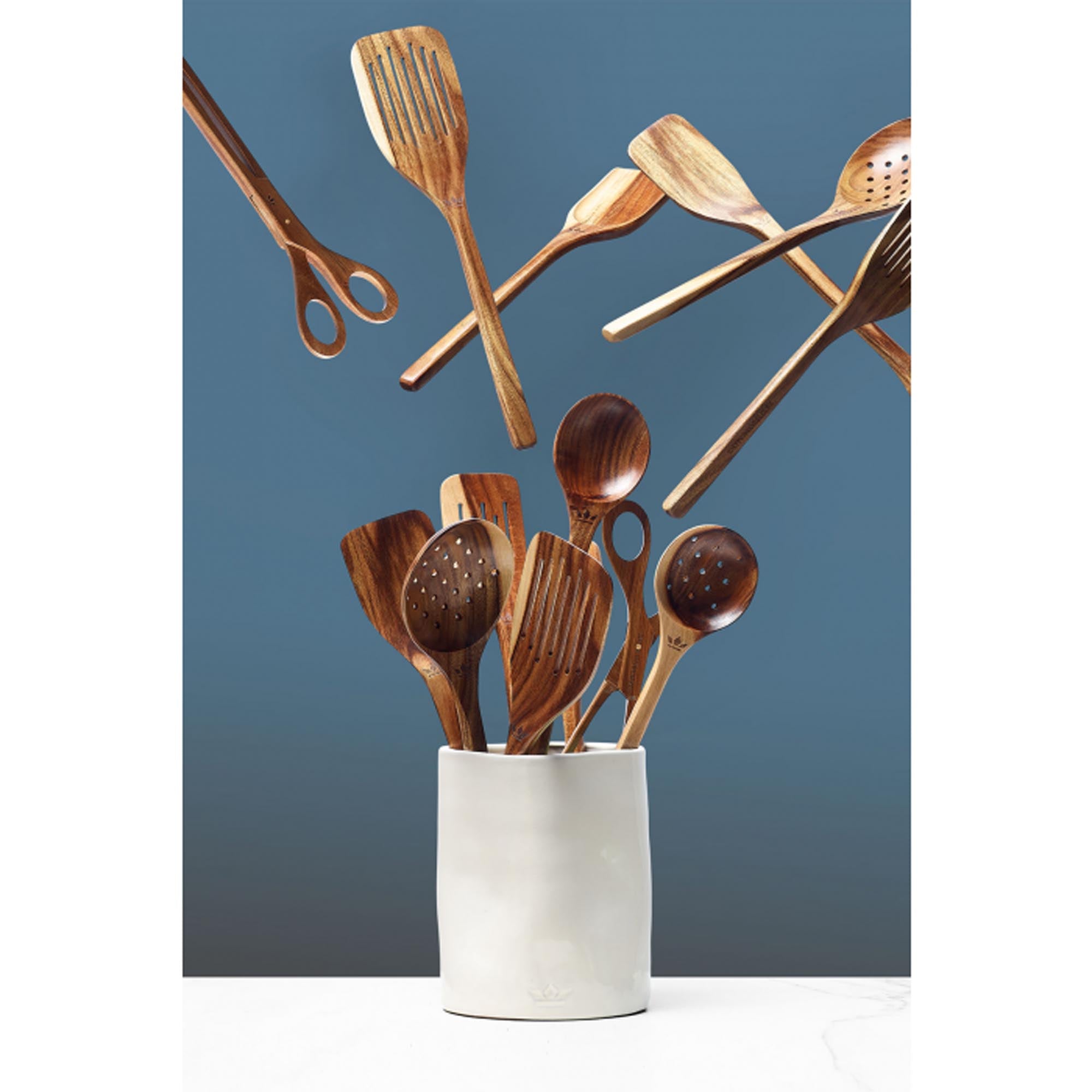 Hochwertiges 8-teiliges Küchenutensilien-Set aus Akazienholz von DUTCHDELUXES – ideal für stilvolles Kochen und nachhaltigen Genuss.