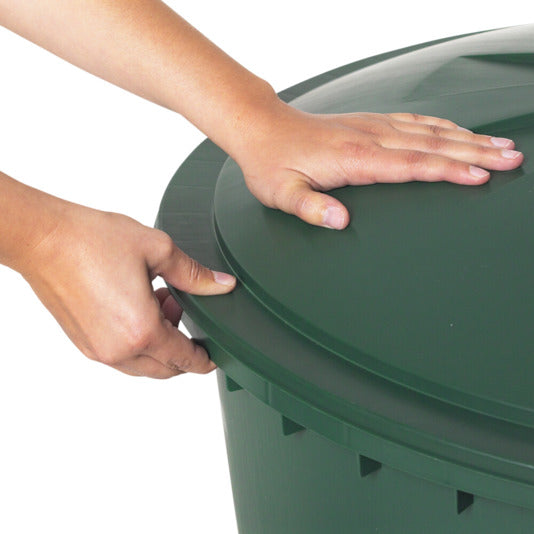 Schützen Sie Ihr Regenwasser mit dem GRAF Deckel für Regentonne 210 l. Robustes Design, einfache Handhabung und optimaler Schutz vor Verunreinigungen.