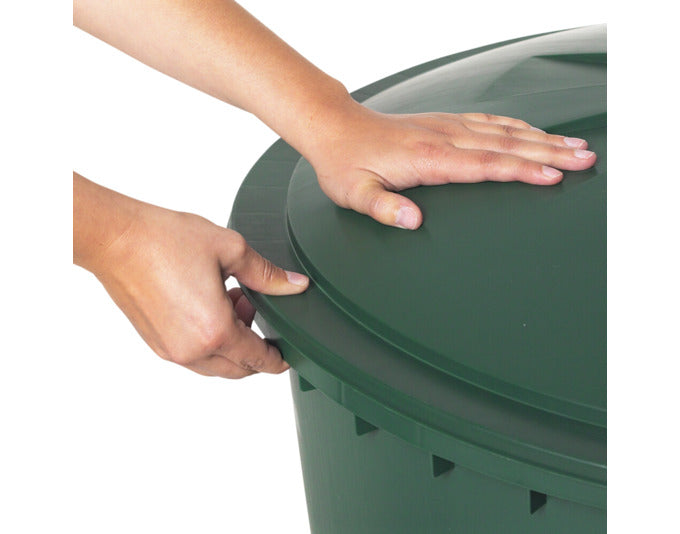 Schützen Sie Ihr Regenwasser mit dem GRAF Deckel für die 310 l Regentonne. Robustes Design, einfache Handhabung und optimaler Schutz vor Schmutz und Tieren.