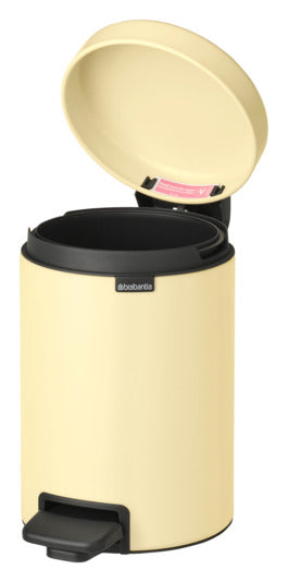 Entdecken Sie den BRABANTIA Treteimer NewIcon mellow yellow 3 l – ein stilvoller, kompakter Mülleimer aus robustem Metall, ideal für jedes Zuhause.