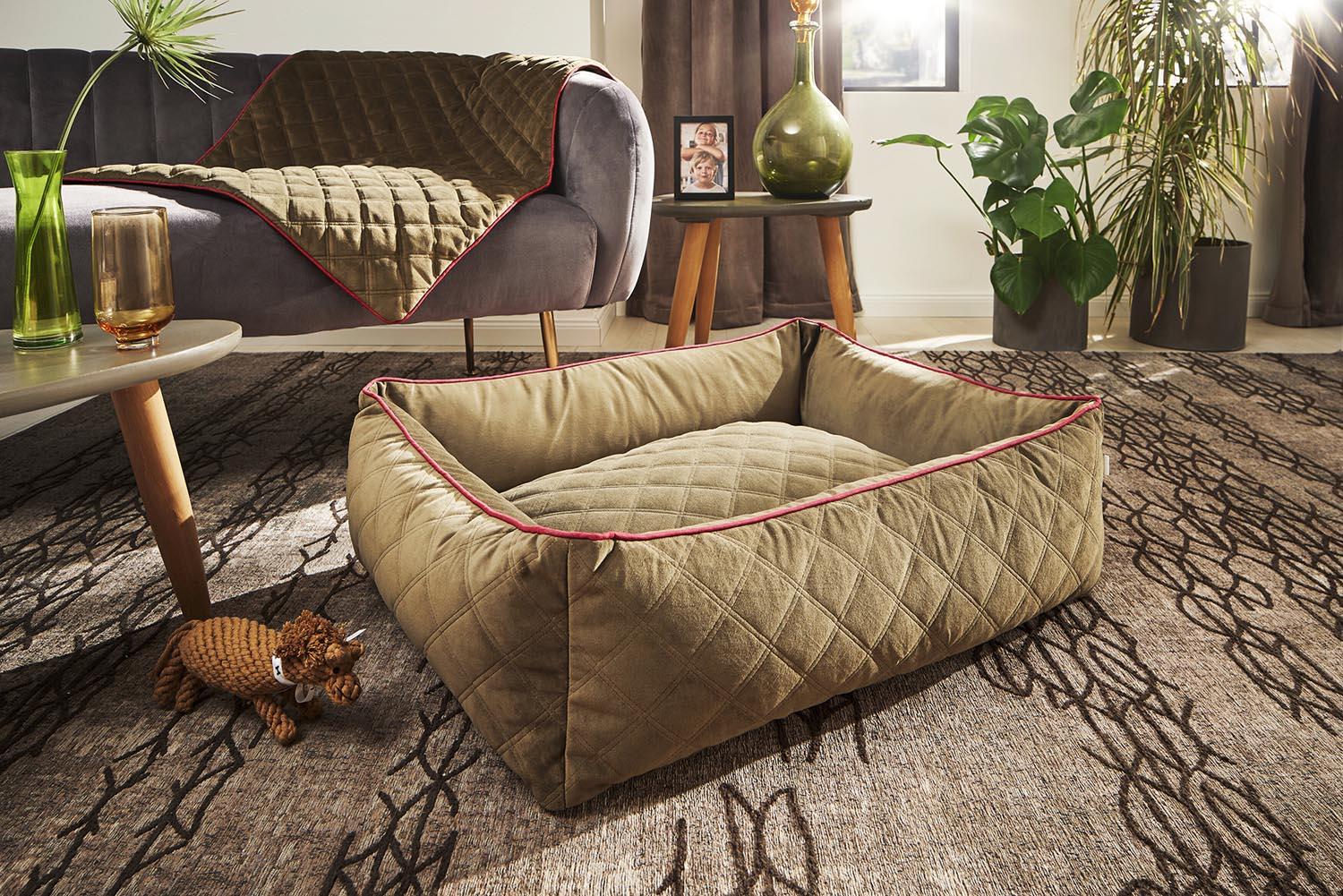 Das LABONI Hundebett Classic Oxford Olive L vereint elegantes Design mit robustem Material. Ideal für Hunde, die Komfort und Sicherheit schätzen.