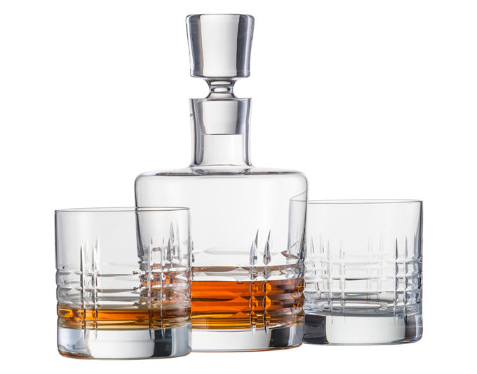 ZWIESEL GLAS Whiskyset Destille No. 1 3-teilig Karaffe mit 2 Gläsern in präsentiert im Onlineshop von KAQTU Design AG. Glas ist von ZWIESEL GLAS