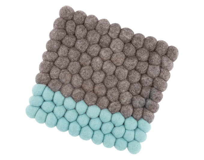 Entdecken Sie den CILIO Untersetzer Lana Due in braun-türkis – ein handgefertigtes, stilvolles Accessoire aus nachhaltiger Schafwolle, ideal zum Schutz Ihrer Oberflächen.