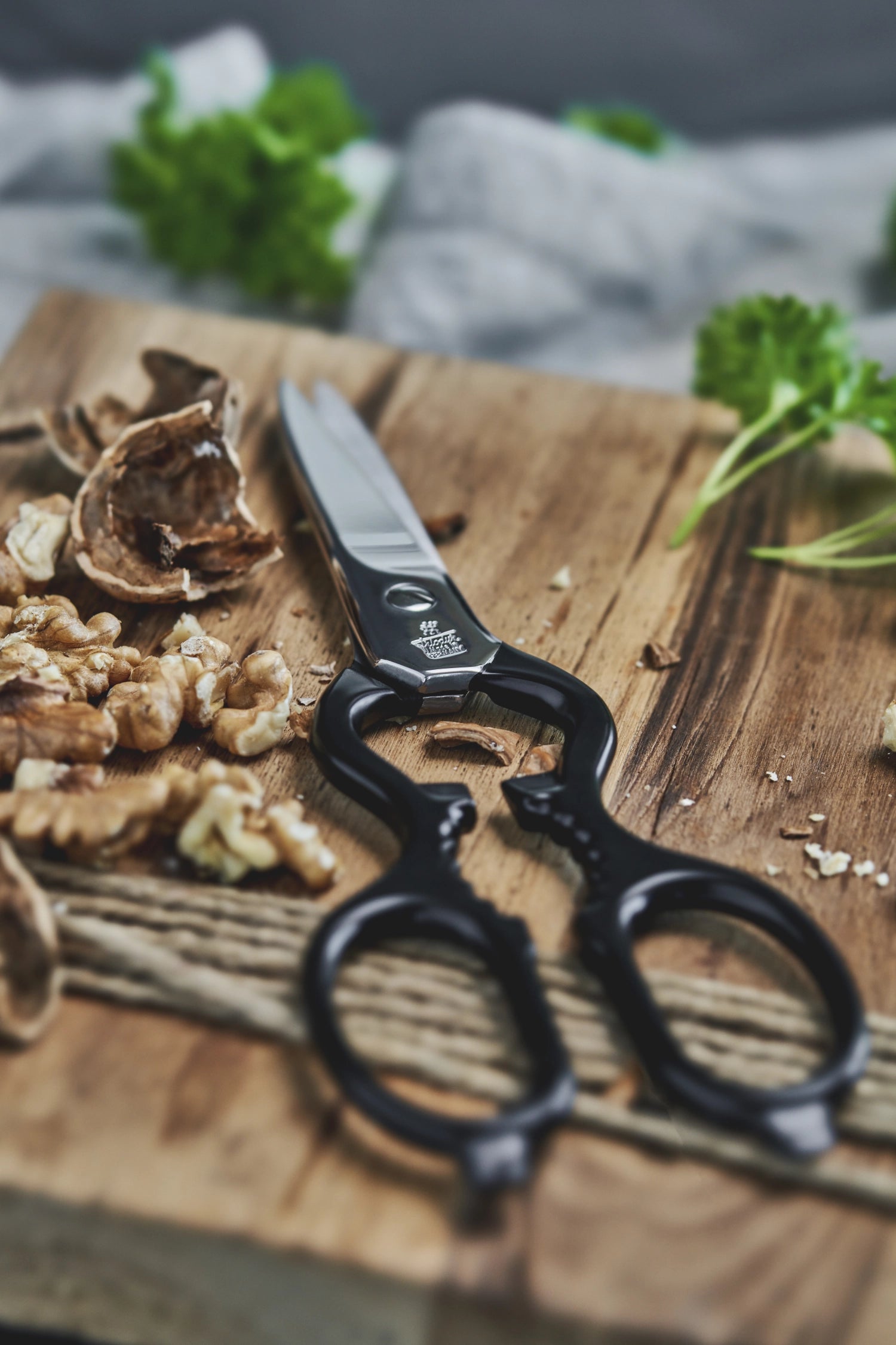 Schwarze Vielzweckschere von Zwilling Kitchen, 200mm, perfekt für präzises Schneiden und vielseitige Einsatzmöglichkeiten in der Küche.