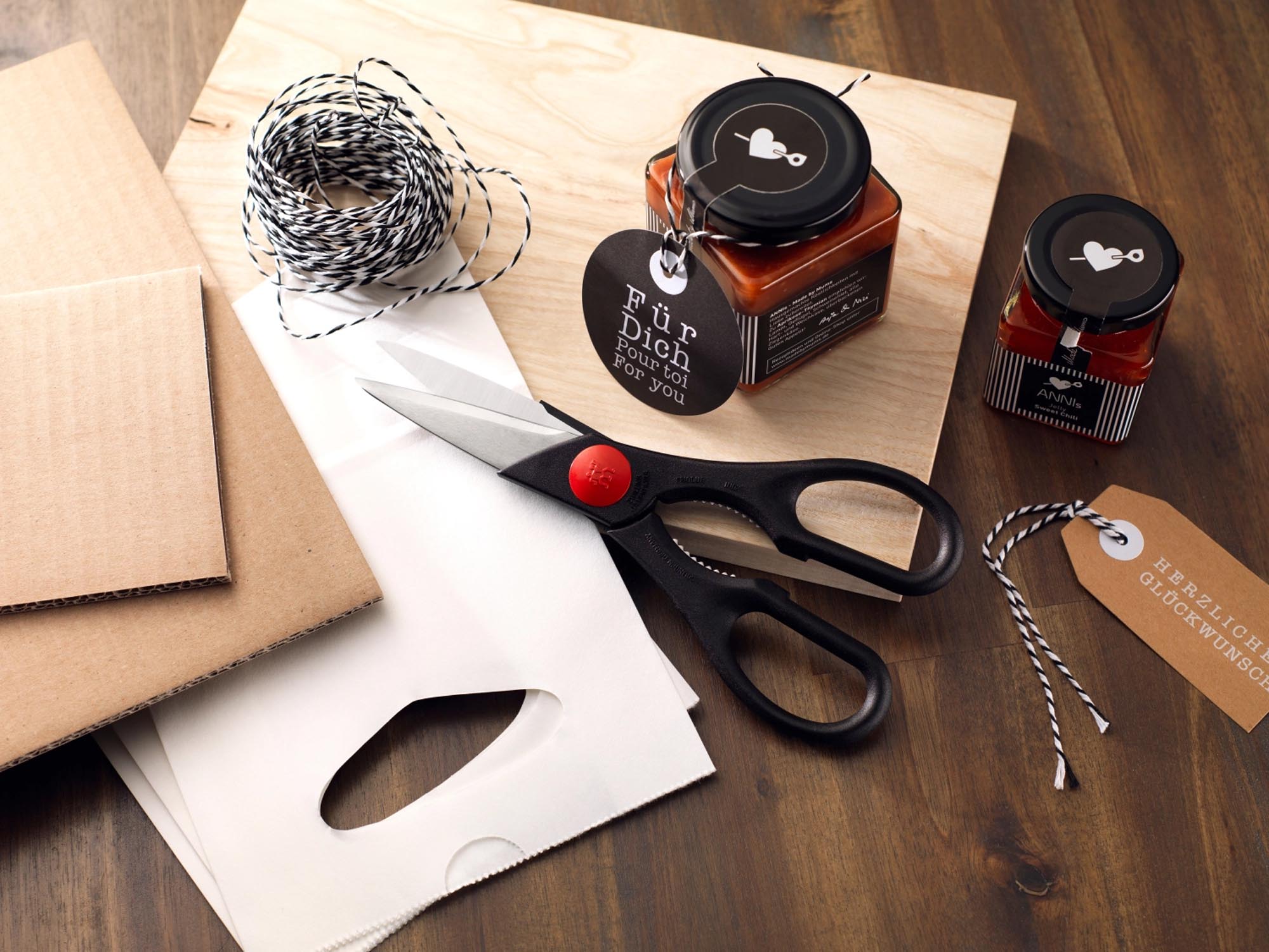 Entdecken Sie die elegante Twin Vielzweckschere von Zwilling Kitchen. Mit 200 mm Länge und robustem Design ist sie perfekt für alle Schneidarbeiten in der Küche.