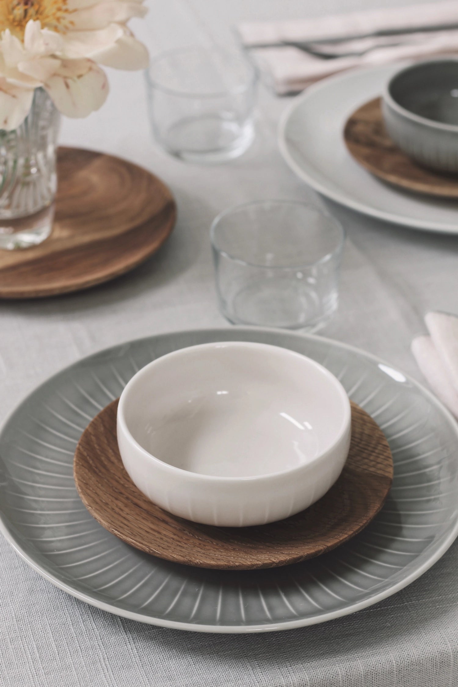 Eleganter 27 cm Speiseteller in Grau aus der Joyn-Serie von Rosenthal, ideal für stilvolle Tischdekoration und kulinarische Genüsse.