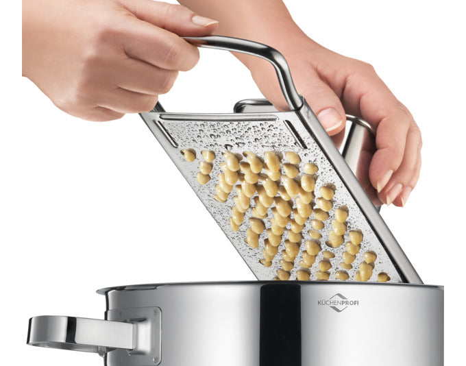 Entdecken Sie den KÜCHENPROFI Spätzle-/Knöpfli-Hobel Pastacasa aus rostfreiem Edelstahl. Ideal für perfekte Spätzle und Knöpfli – einfach und schnell!