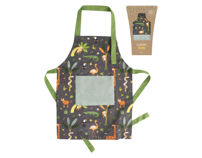 Entdecken Sie die LADELLE Kinderschürze Jungle 40x55 cm – ideal für kleine Köche! Aus 100% Baumwolle, robust und stilvoll, perfekt für kreative Küchenabenteuer.