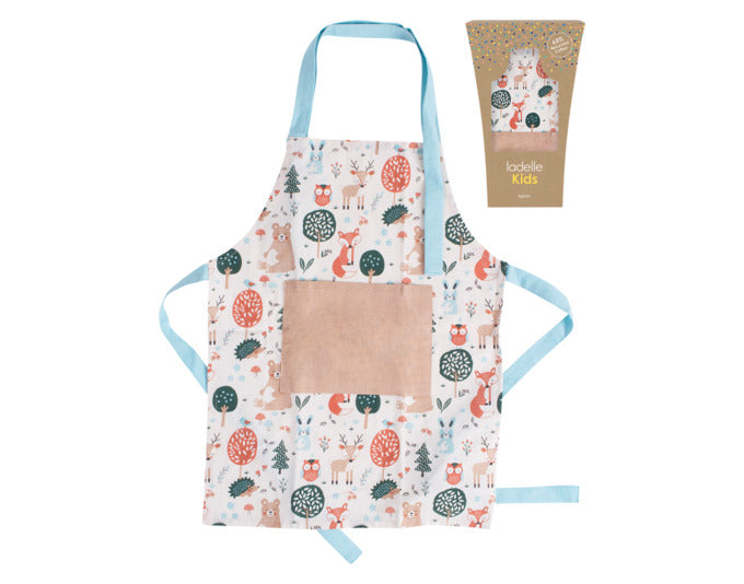 Entdecken Sie die charmante LADELLE Kinderschürze Woodland 40x55 cm – ideal für kleine Köche! Aus 100% Baumwolle, robust und bequem, fördert sie spielerisches Kochen.