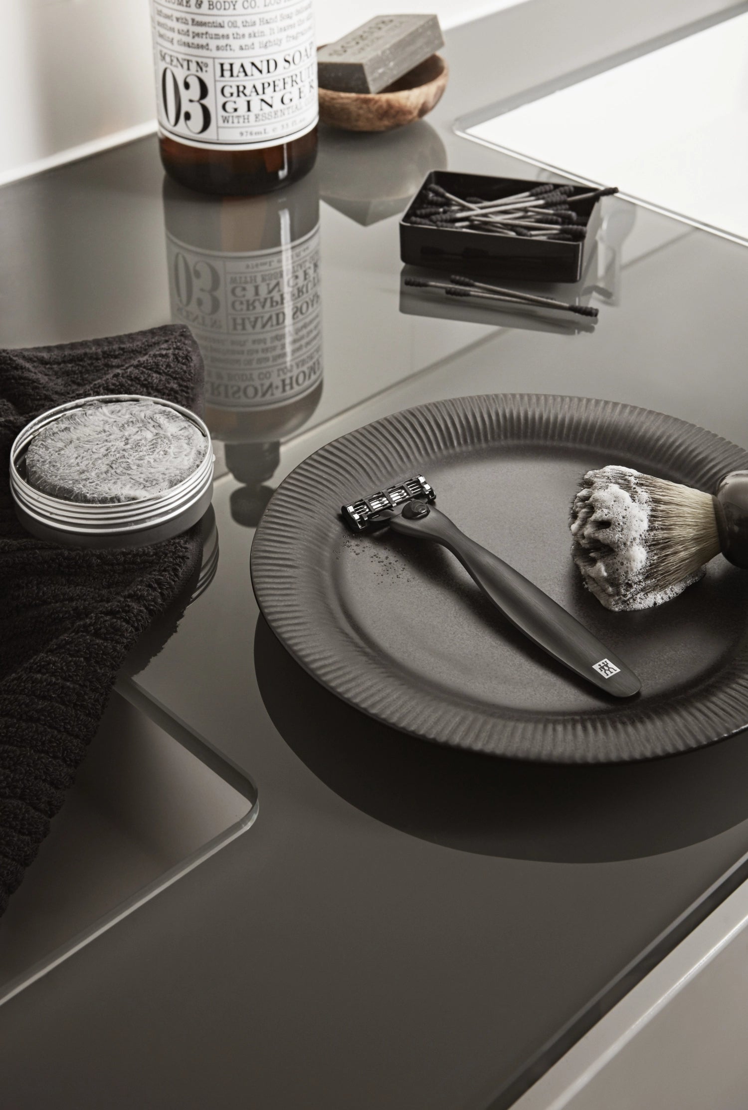 Eleganter TWINOX Rasierer in Schwarz von Zwilling Beauty, perfekt für eine sanfte und präzise Rasur, die für ein frisches Erscheinungsbild sorgt.