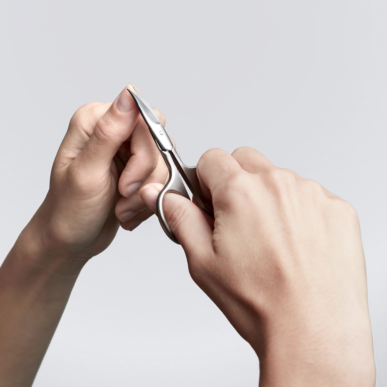 Elegante Kombi-Nagelschere in mattierter Ausführung, 90 mm, perfekt für präzise Nagelpflege und komfortable Handhabung.