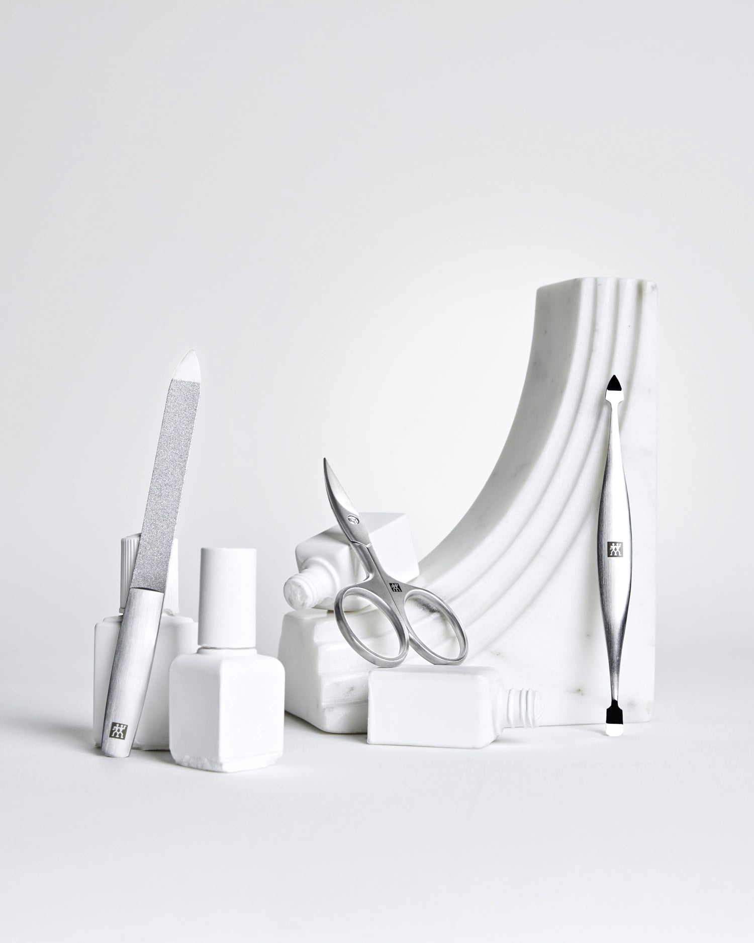 Erleben Sie die präzise Nagelschere von Zwilling Beauty (90mm) aus langlebigem, mattiertem Edelstahl. Ideal für perfekte Nagelpflege und komfortable Handhabung.