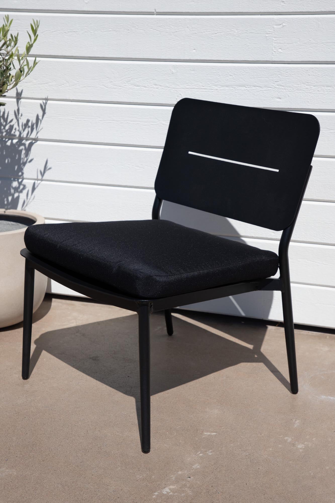 Entdecken Sie den Lina Sessel von Venture Home – der ideale Outdoor-Sessel für stilvolle Entspannung im Garten, auf der Terrasse oder am Pool.