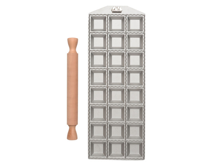 Entdecken Sie die MARCATO Ravioliform Classic Line: 24 eckige Ravioli in perfekter Größe, aus langlebigem Aluminium-Druckguss, inklusive Nudelholz.