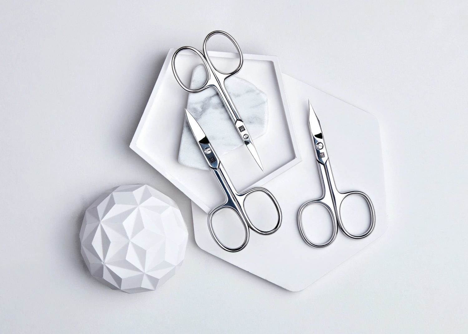 Hochwertige Classic INOX Hautschere von Zwilling Beauty, poliert, 90mm, ideal für präzise Maniküre und Pediküre, langlebig und elegant.