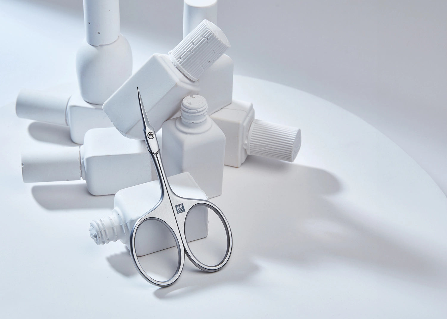 Hautschere von Zwilling Beauty, mattiert, 90 mm, ideal für präzise Maniküre und Pediküre, ergonomisches Design für optimalen Komfort.