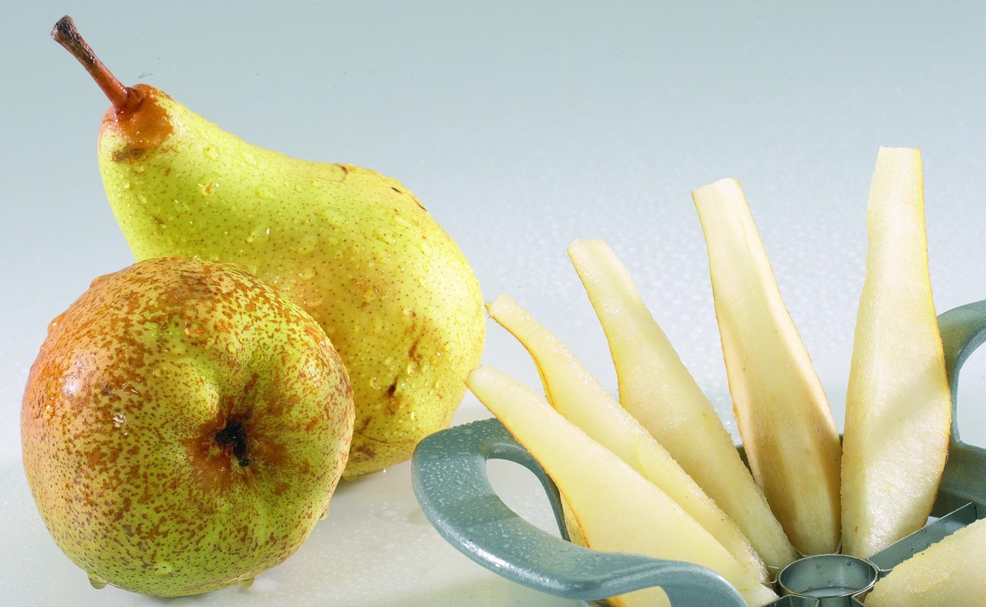 Praktischer Apfel- und Birnenteiler von Westmark, 11x17x4cm, ideal für schnelles und gleichmässiges Teilen von Obst.