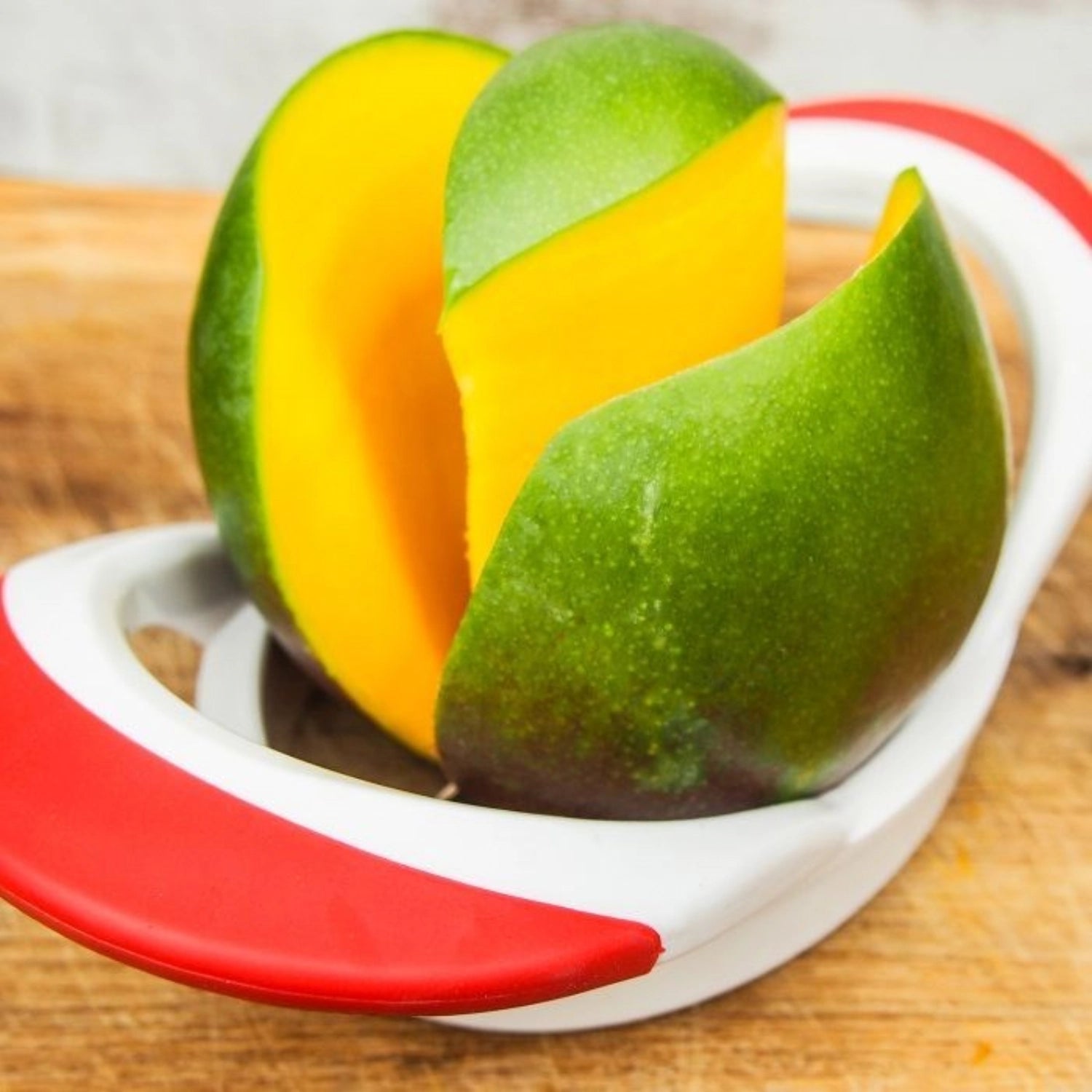 Mangoteiler von Westmark, 11x20x6cm, ideal zum präzisen Schneiden und Stechen von Mangos, praktisches Küchenwerkzeug für Obstliebhaber.