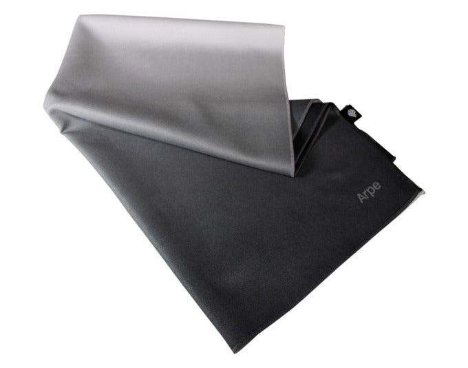 ARPE Handtuch calm charcoal gray 50 x 95 cm in präsentiert im Onlineshop von KAQTU Design AG. Badzubehör ist von ARPE