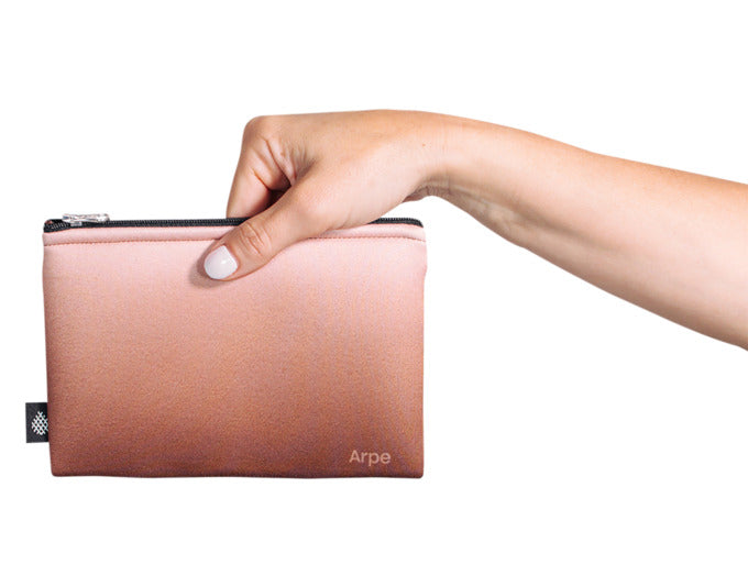 ARPE Necessaire S chestnut brown 12 x 18 cm in präsentiert im Onlineshop von KAQTU Design AG. Badzubehör ist von ARPE