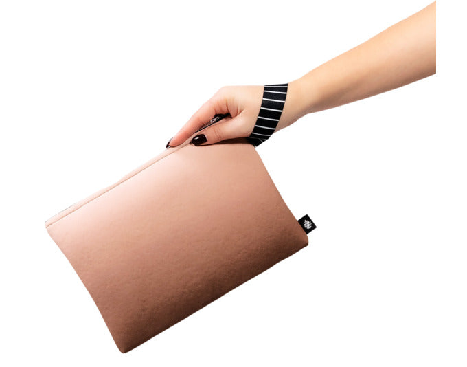 ARPE Necessaire S chestnut brown 12 x 18 cm in präsentiert im Onlineshop von KAQTU Design AG. Badzubehör ist von ARPE