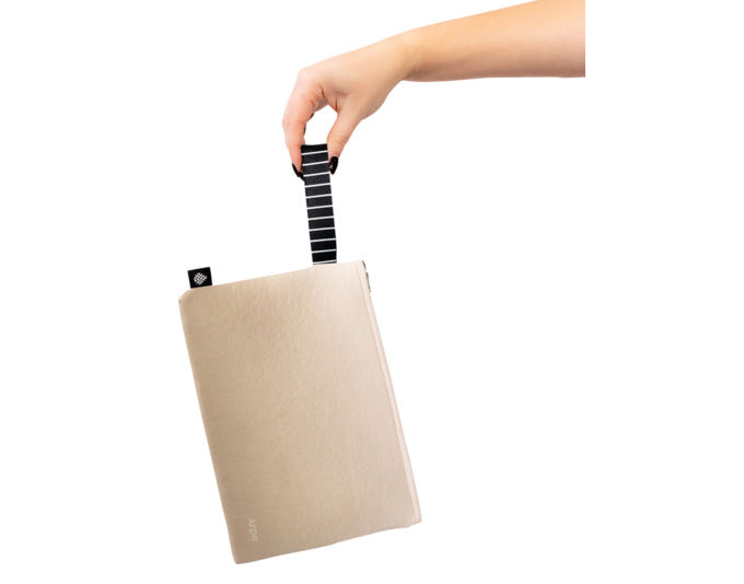 ARPE Necessaire S chestnut brown 12 x 18 cm in präsentiert im Onlineshop von KAQTU Design AG. Badzubehör ist von ARPE