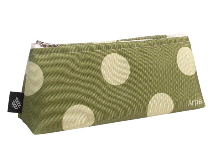 ARPE Necessaire XS dots olive green 8 x 18 cm in präsentiert im Onlineshop von KAQTU Design AG. Badzubehör ist von ARPE
