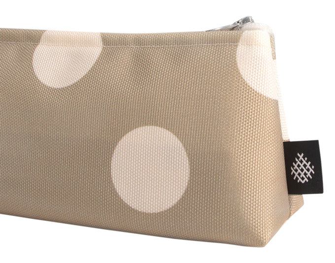 Entdecken Sie das ARPE Necessaire XS dots sand cream 8 x 18 cm – stilvoll, langlebig und perfekt für unterwegs. Ideal für Kosmetik und kleine Utensilien.