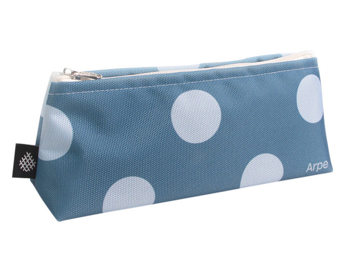 ARPE Necessaire XS dots olive green 8 x 18 cm in präsentiert im Onlineshop von KAQTU Design AG. Badzubehör ist von ARPE