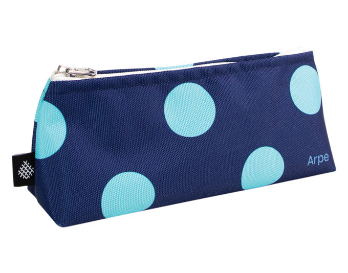 ARPE Necessaire XS dots olive green 8 x 18 cm in präsentiert im Onlineshop von KAQTU Design AG. Badzubehör ist von ARPE