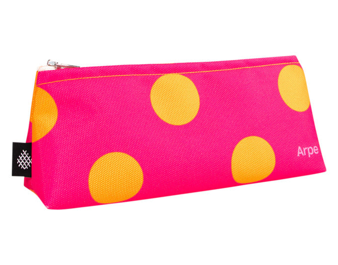 ARPE Necessaire XS dots olive green 8 x 18 cm in präsentiert im Onlineshop von KAQTU Design AG. Badzubehör ist von ARPE