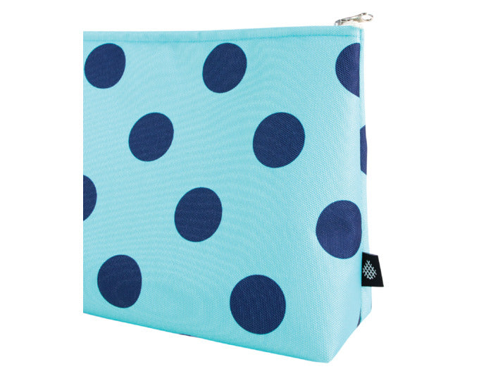 Das ARPE Necessaire L dots ocean blue 18 x 23 cm vereint modernes Design mit praktischer Funktionalität. Ideal für stilvolles Badzubehör.