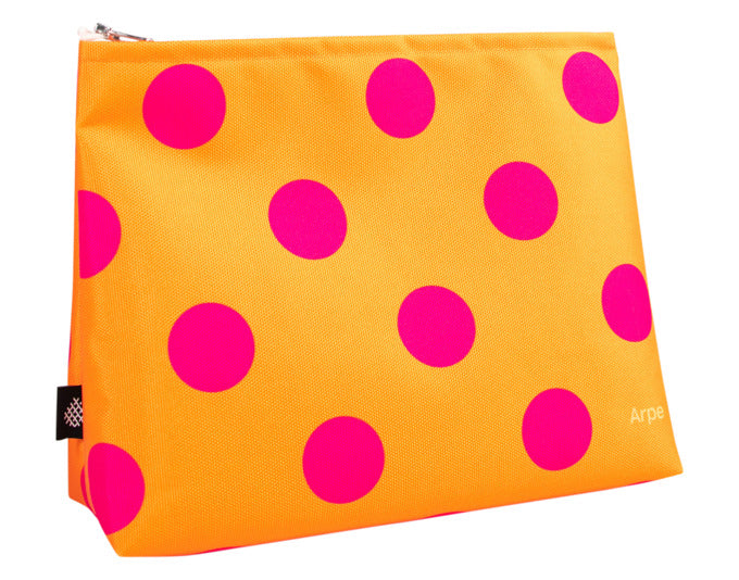 ARPE Necessaire XS dots olive green 8 x 18 cm in präsentiert im Onlineshop von KAQTU Design AG. Badzubehör ist von ARPE