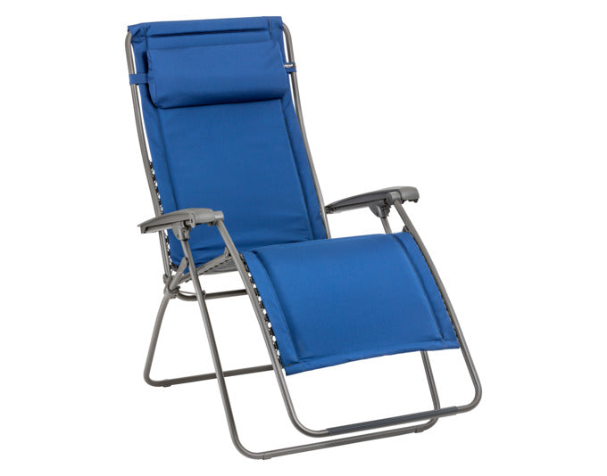 LAFUMA Relaxsessel RSXA Clip XL denim Gestell Titane in präsentiert im Onlineshop von KAQTU Design AG. Liegestuhl ist von LAFUMA