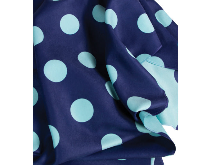 Erleben Sie das ARPE Strandtuch dots in ocean blue (90 x 166 cm) – umweltfreundlich, weich und stilvoll für Ihr perfektes Badeerlebnis.