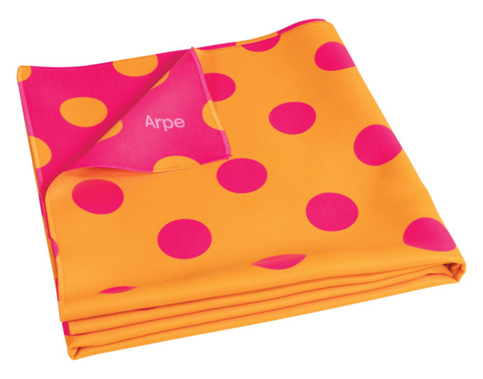 Erleben Sie das ARPE Strandtuch dots warm sunset 90 x 166 cm – umweltfreundlich, weich und stilvoll. Perfekt für Strand und Zuhause!