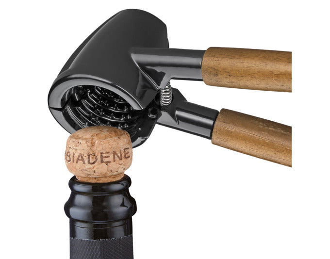 Entdecken Sie den CILIO Nussknacker Knacki 17 cm – ein hochwertiger Küchenhelfer, der Nüsse mühelos knackt und auch als Flaschenöffner dient.