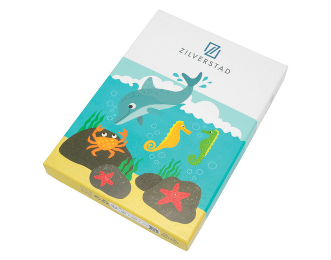 Entdecken Sie das ZILVERSTAD Kinderbesteck Meerestiere – ein 4-teiliges Set mit fröhlichen Meeresmotiven, ideal für kleine Feinschmecker!