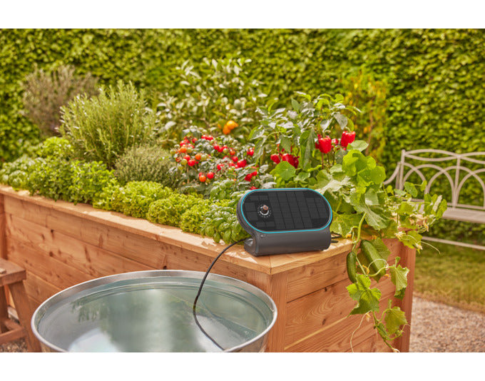 Das GARDENA AquaBloom Set L ermöglicht eine umweltfreundliche Pflanzenbewässerung ohne Stromanschluss. Ideal für Hochbeete und Terrassen.