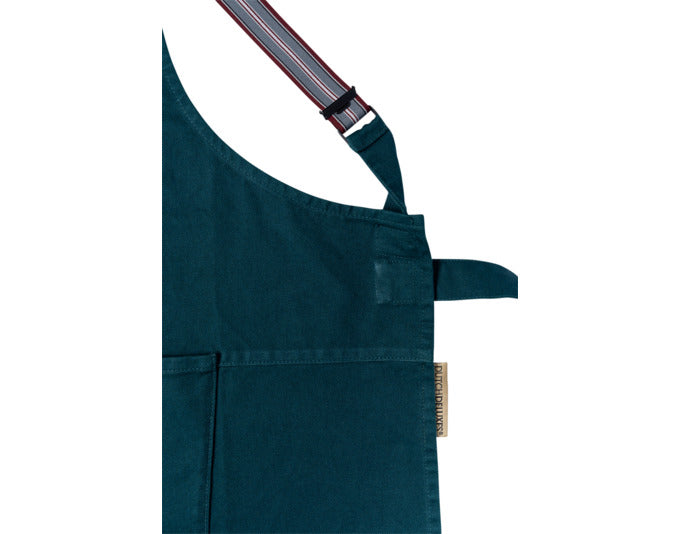 Entdecken Sie die DUTCHDELUXES Canvas Schürze in Forest Green – stilvoll, funktional und handgefertigt in den Niederlanden. Ideal für jeden Koch!