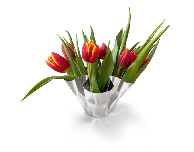 Entdecken Sie die MARGEAUX Vase oder das Windlicht von PHILIPPI – ein elegantes Designobjekt aus hochglanzpoliertem Edelstahl, das Blumen und Kerzen stilvoll in Szene setzt.