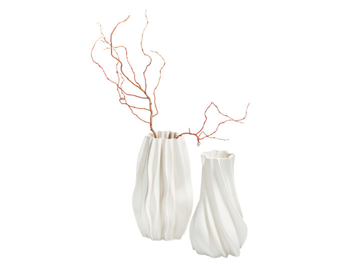 Entdecken Sie die elegante PHILIPPI Vase PLISSÉE aus Keramik. Mit ihrer einzigartigen plissierten Oberfläche und zeitlosen Farben ist sie das perfekte Dekorationselement für jeden Raum.