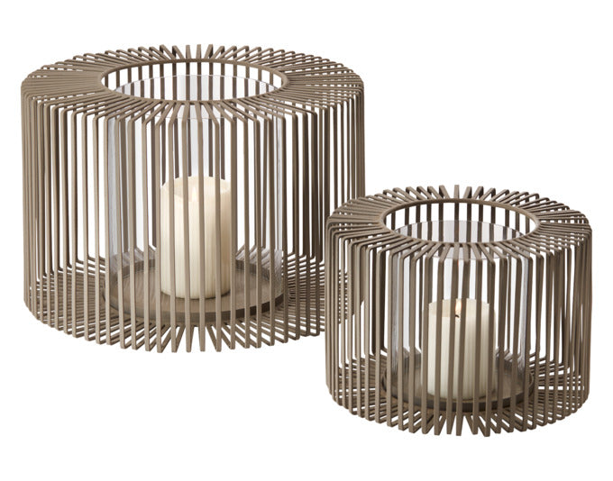 Entdecken Sie das elegante PHILIPPI Windlicht Oslo L in taupe (ø 30x20 cm) – ein stilvolles Accessoire für stimmungsvolle Beleuchtung in jedem Raum.